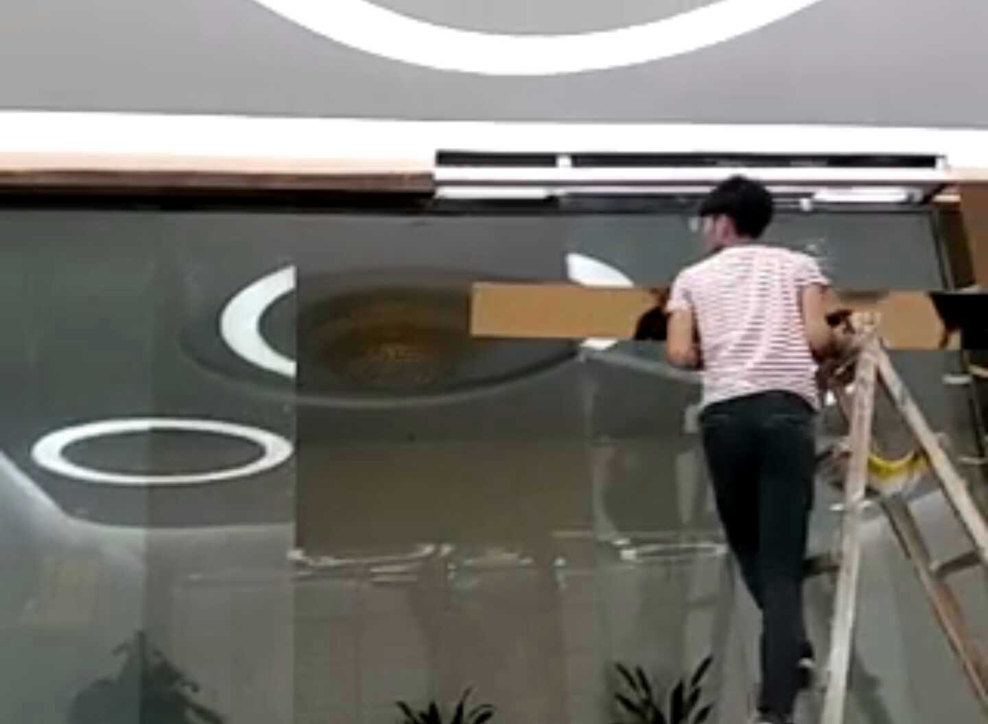 广州中控门禁安装自动感应玻璃门的工程